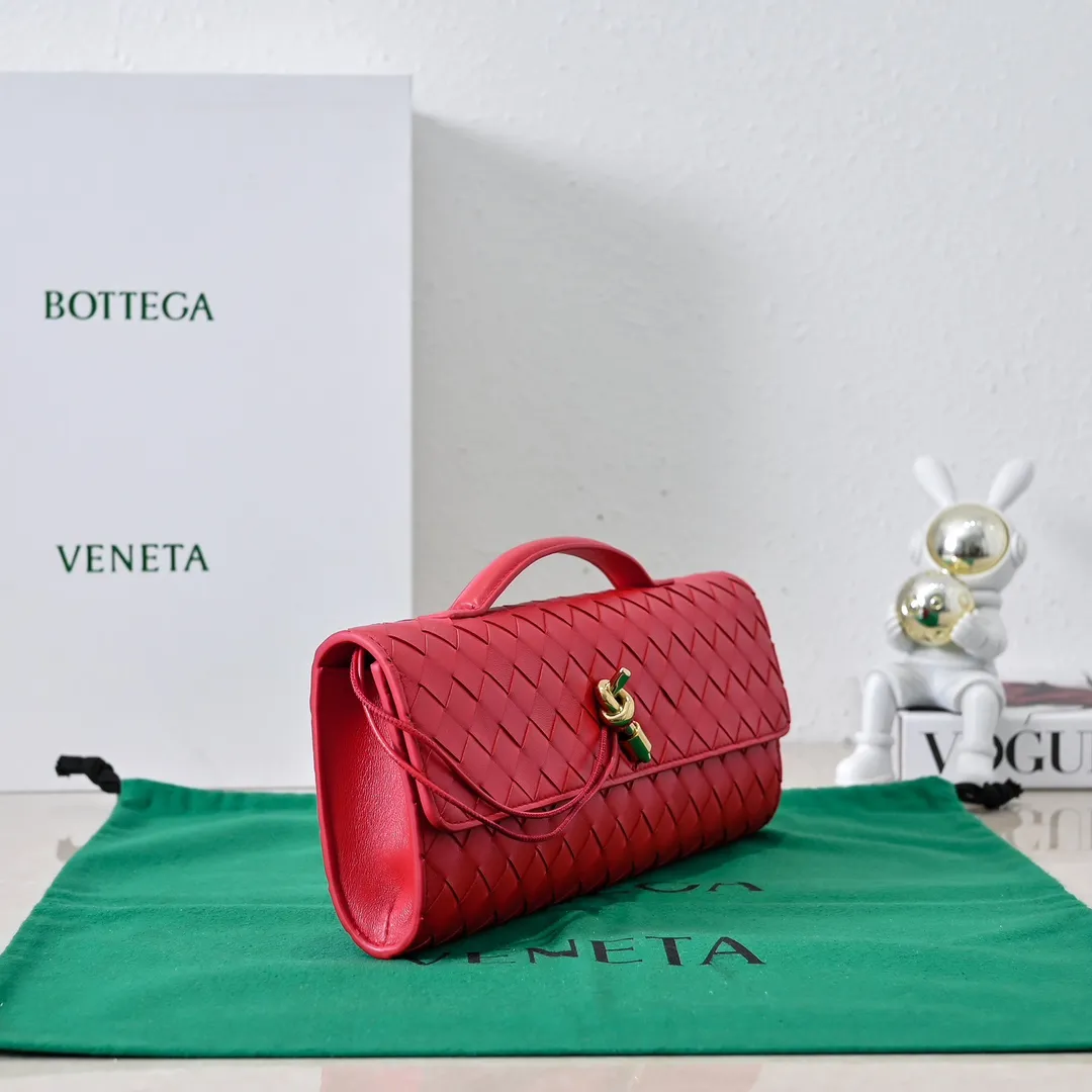 The batch of 1360 BV Andiamo evening handbags has been heavily planted again~ The designer aesthetics in the era of economic downturn are back. I fall in love with it at first sight and can't put it down. It's so beautiful and full of aura. The shape and texture are very competitive. It's light in weight and has sufficient capacity. It's a must-have for fashionistas. It's suitable for many occasions, minimalist, high-end and light luxury. Model No.: 741511 Size: 31*13*3cm